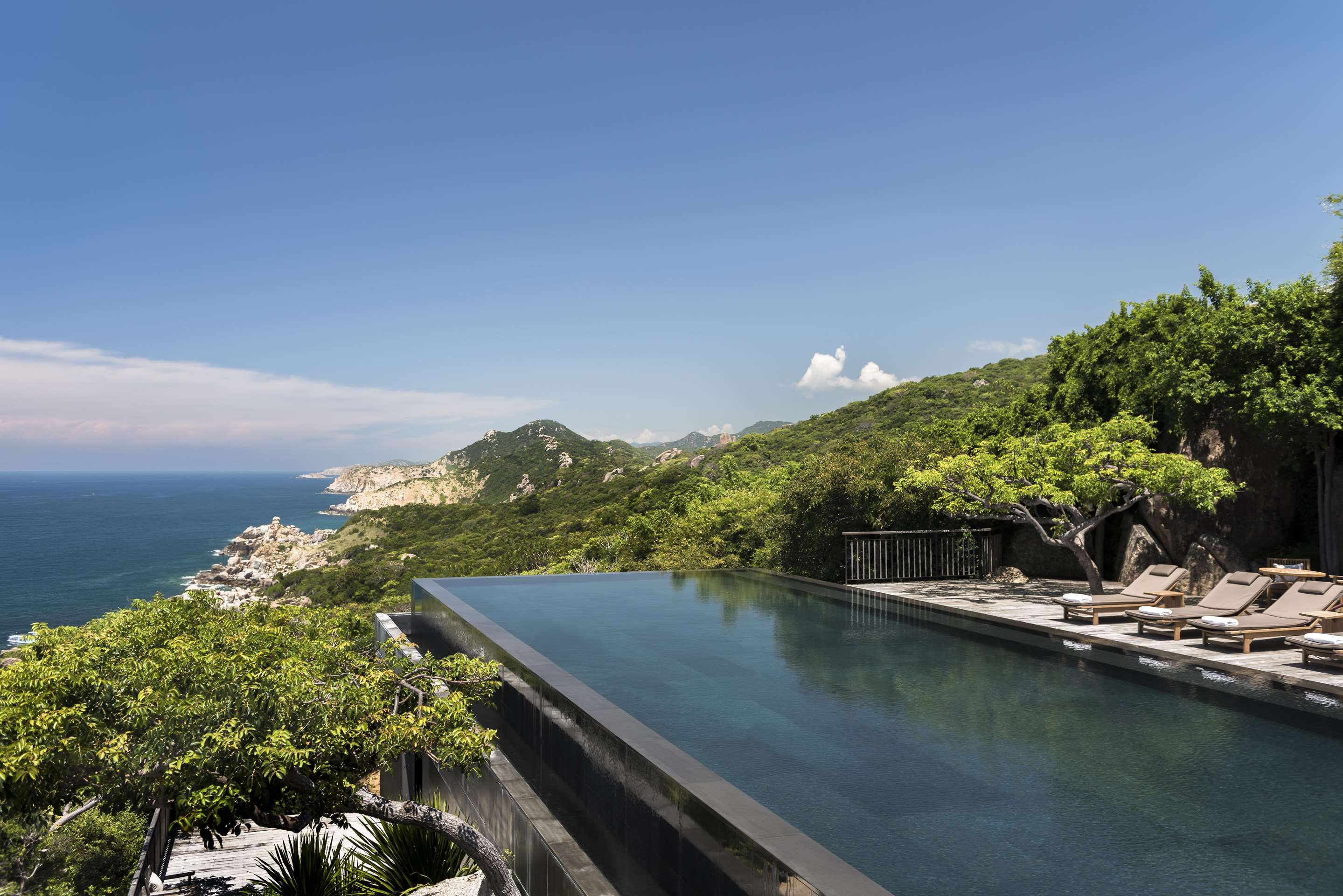 Amanoi  Resort  Cliff Pool