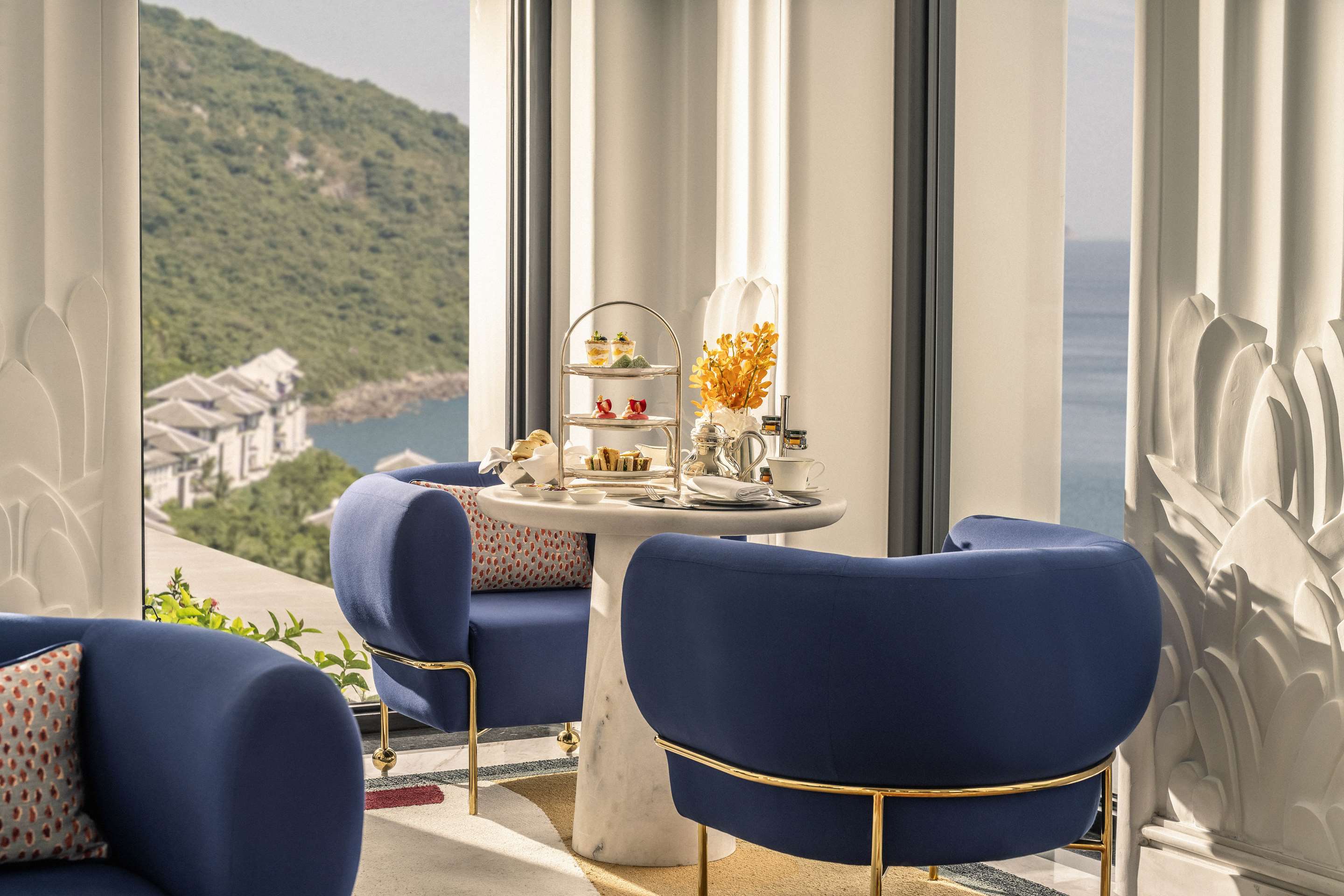 Afternoon at the Club InterContinental Lounge