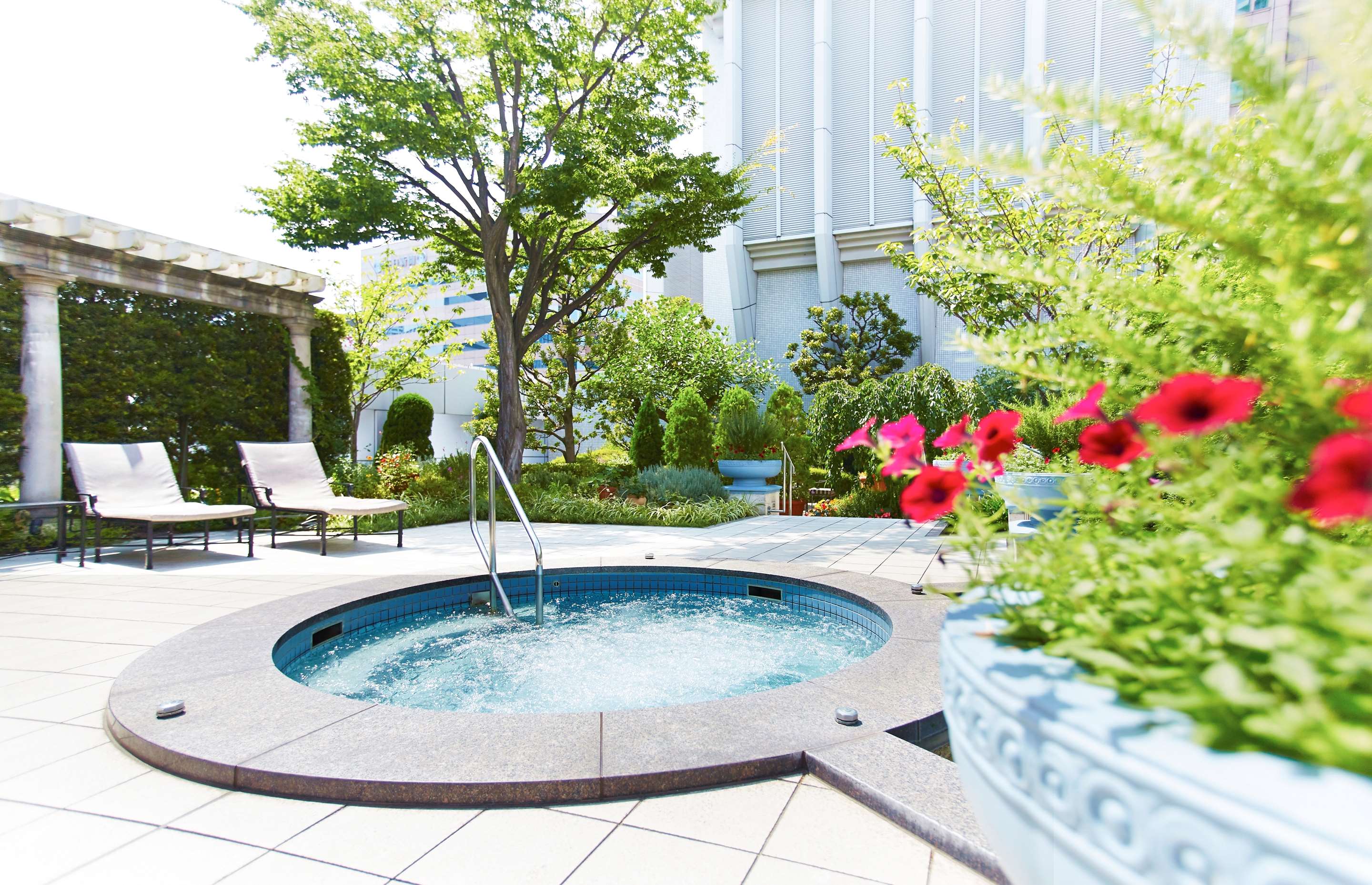 Fitness & Spa Outside Jacuzzi