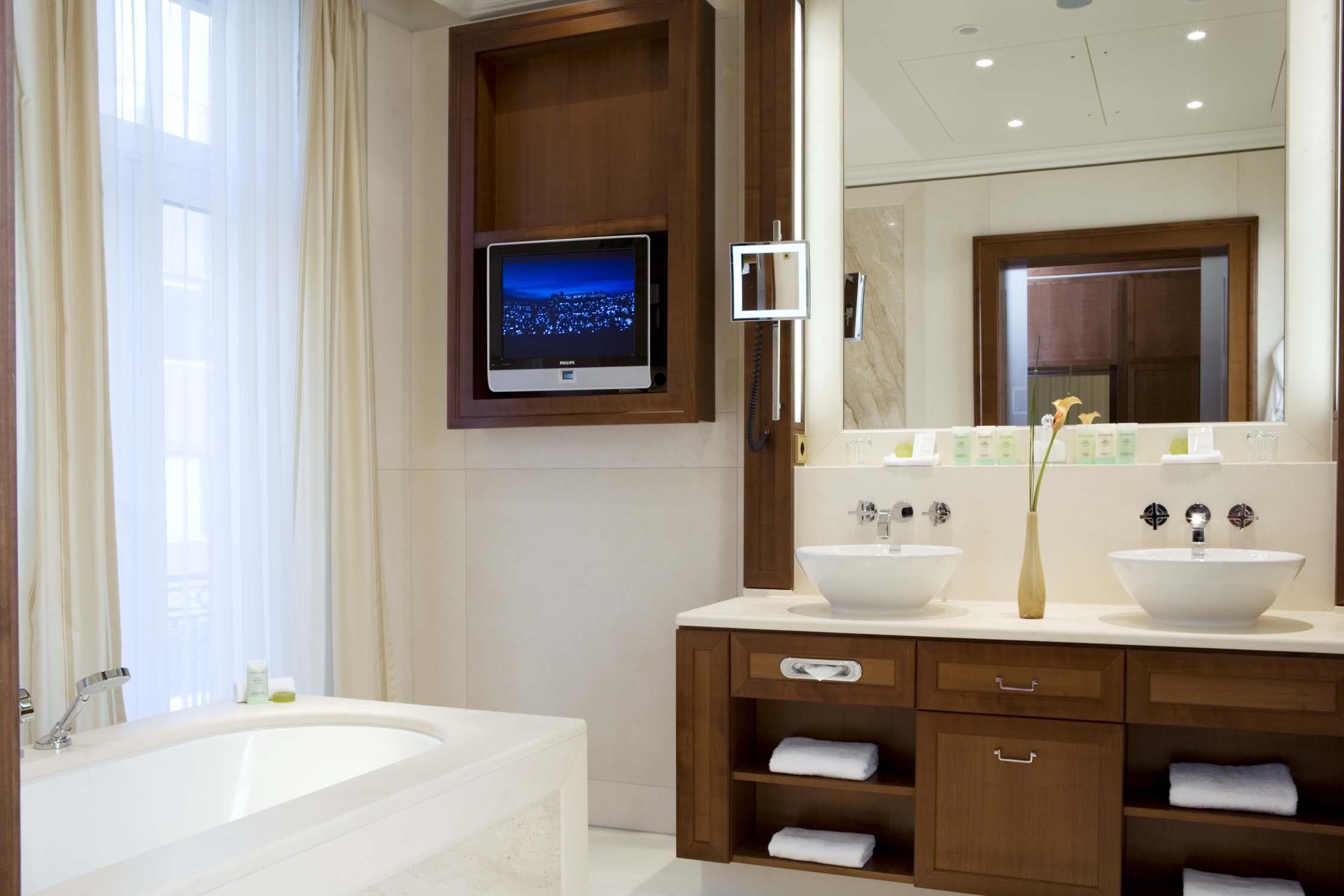 Business Suite Bathroom
