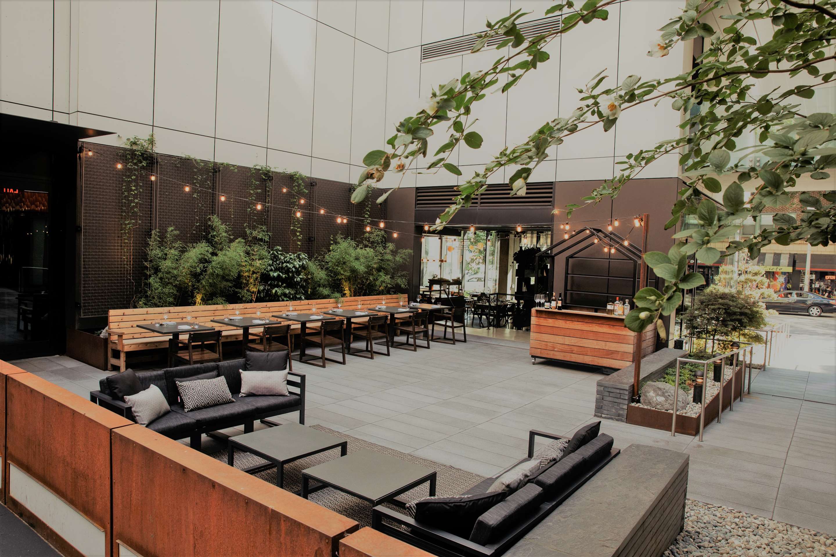 TSH Dining Conversation Courtyard