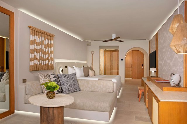 Junior Suite King Partial Ocean View