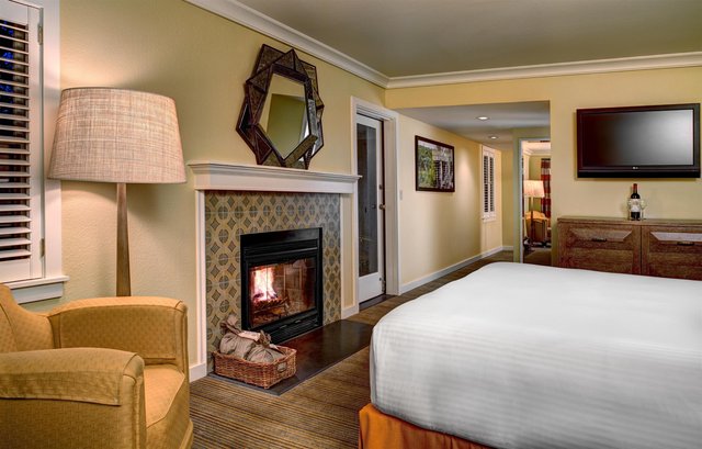 Deluxe Fireplace Room