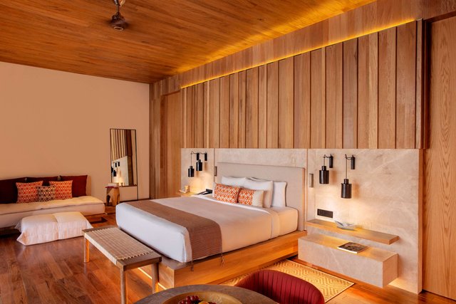 Oceanfront Balcony Pool Suite King