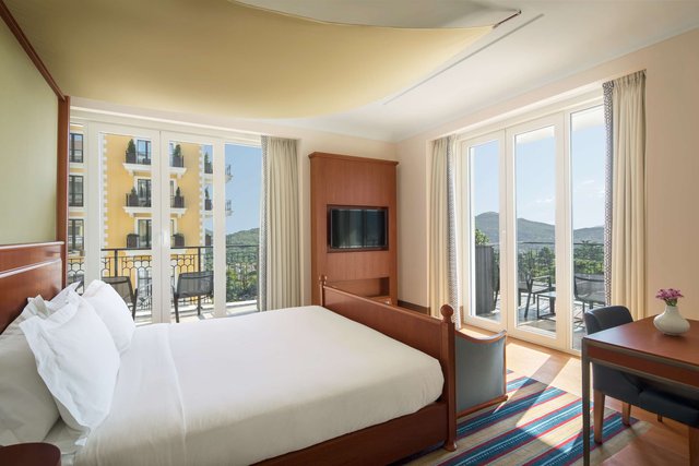 One Bedroom Suite Mountain View