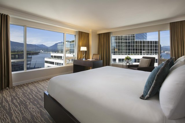 Signature Harbour View Corner Room