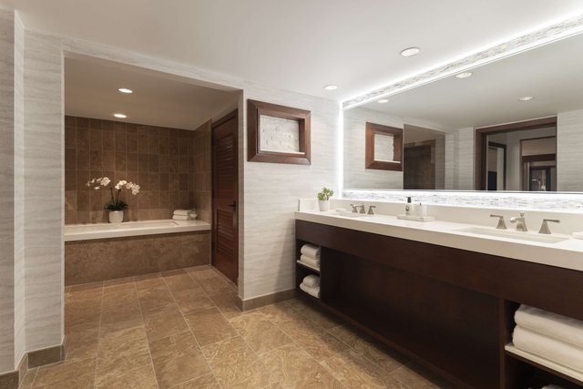 The Ritz-Carlton Suite