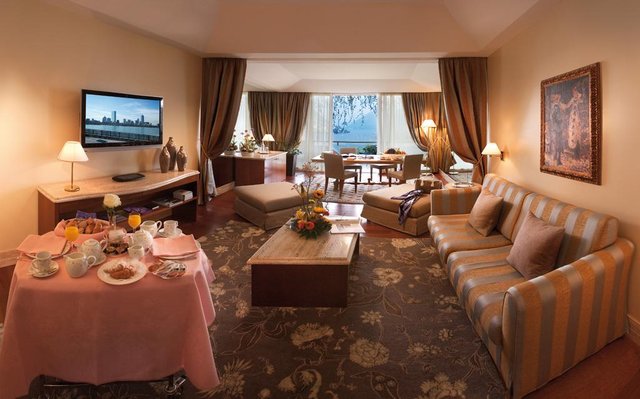 Signature Lake Suite