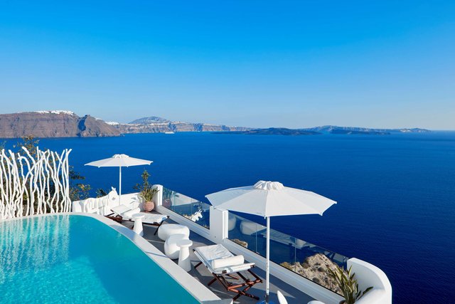 Master Suite with Infinity Pool 