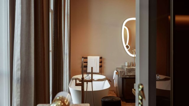 Canal View Signature Suite