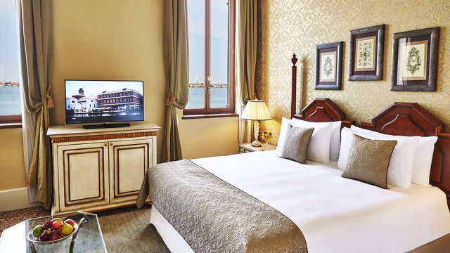 Deluxe room with lagoon view