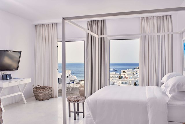 True White Suite with Private Jacuzzi 