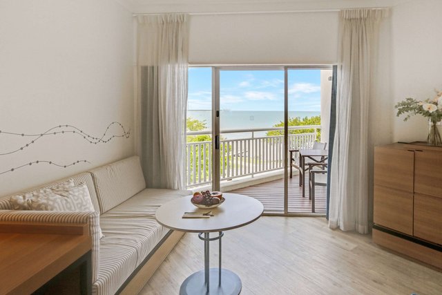 Deluxe Sea View - King or Twin Beds