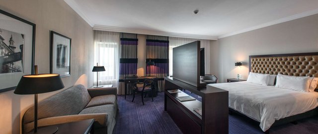 JUNIOR SUITE W/ 1 QUEEN BED