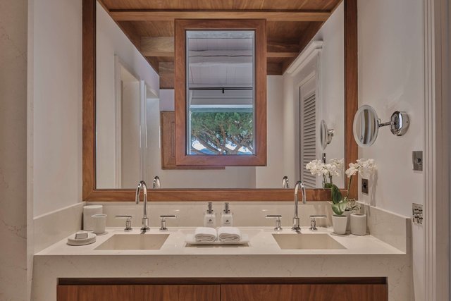 Deluxe Poolside Room