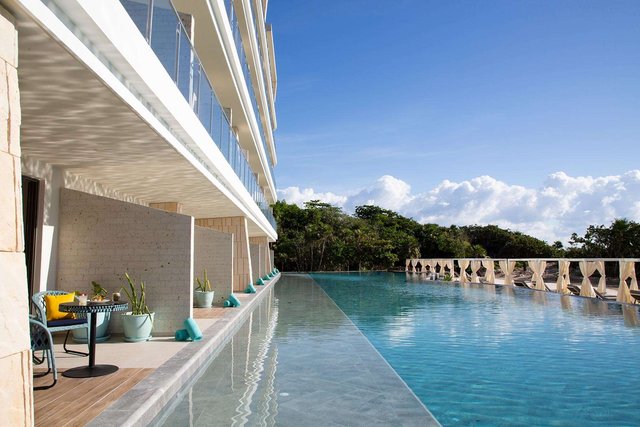 Swim-Out Suite